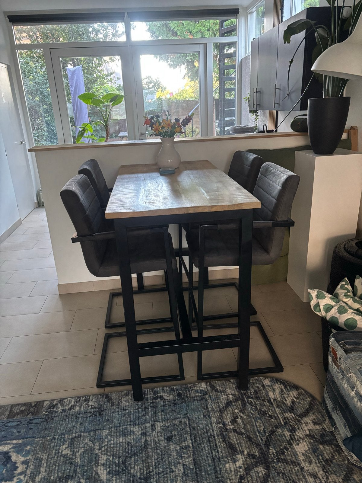 Bartafel met houten blad en 4 antraciete barkrukken, Ophalen, Gebruikt
