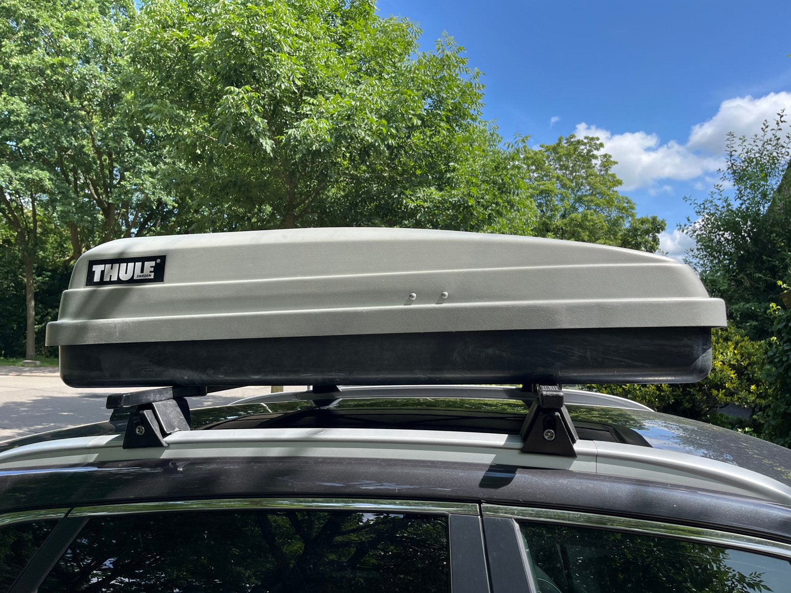 Te huur: Kia (e-)Niro dakdragers en Thule dakkoffer, Ophalen, Gebruikt