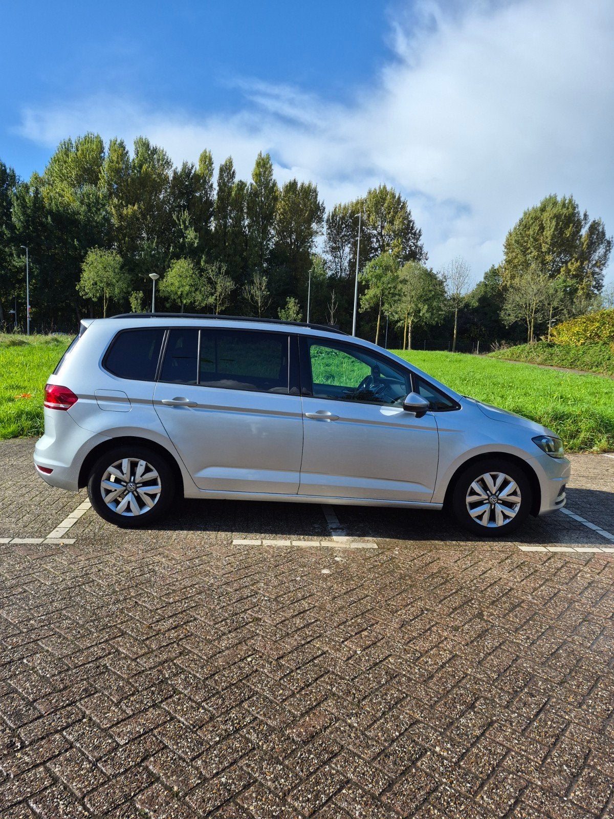 Volkswagen Touran 1.6 TDI 81KW/110PK 7-DSG 2016 Grijs, 7 stoelen, Origineel Nederlands, 24 km/l, Diesel