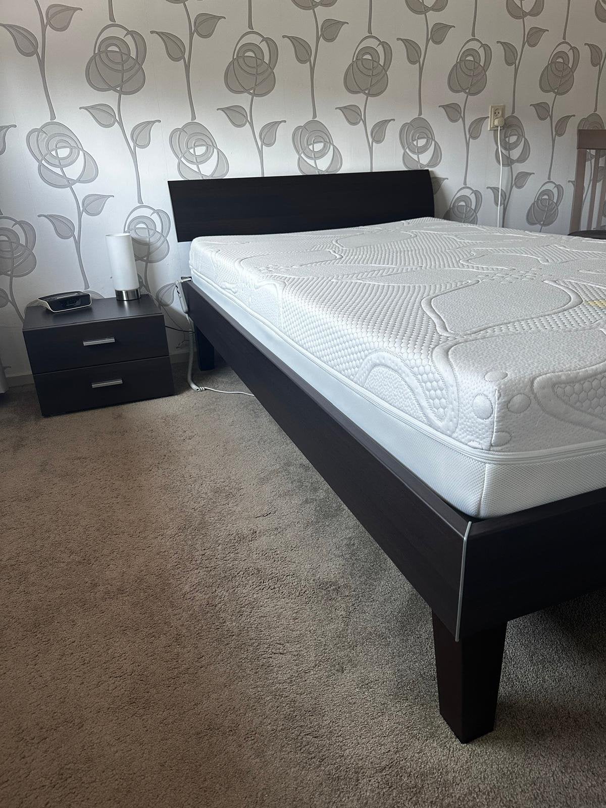 Donker houten bed, 1.20m breed, Huis en Inrichting, Slaapkamer | Boxsprings, Ophalen, Strak modern, Bruin, Zo goed als nieuw