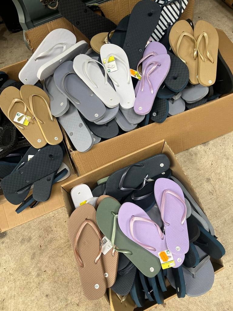 Partij 100 paar nieuwe slippers - Diverse kleuren en maten, Ophalen of Verzenden, Nieuw, Overige kleuren, Slippers