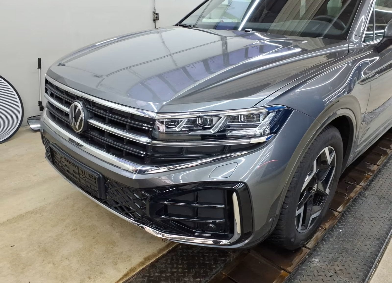 Volkswagen Touareg 3.0 TDI R-Line Grijs Kenteken ACC Stoelko, Automaat, 15 km/l, Gebruikt, Zwart