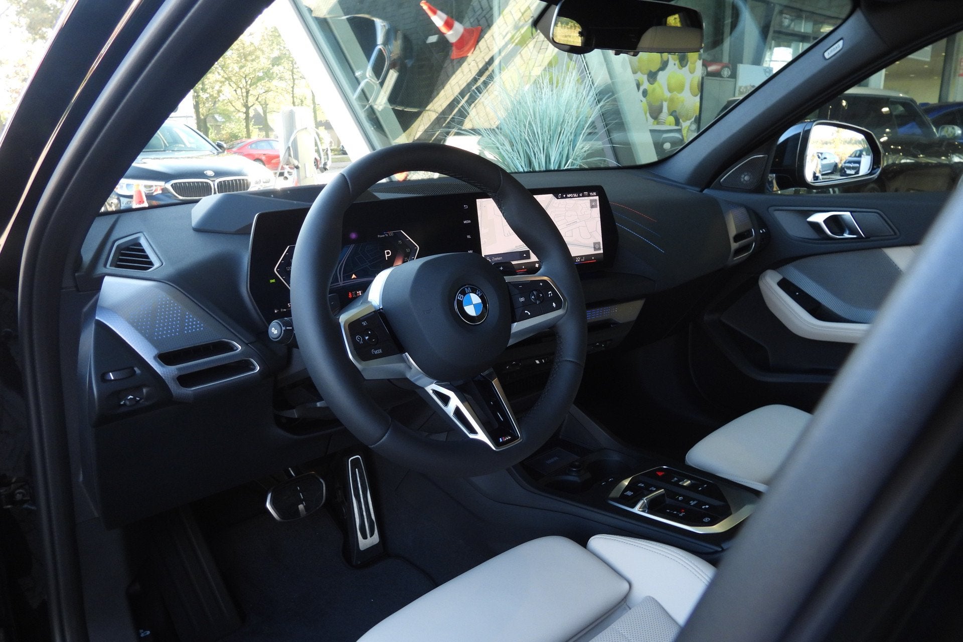 BMW 1 Serie 120 M Sport Automaat / Panoramadak / Sportstoele, Dealer onderhouden, Zwart, 156 pk, Zwart