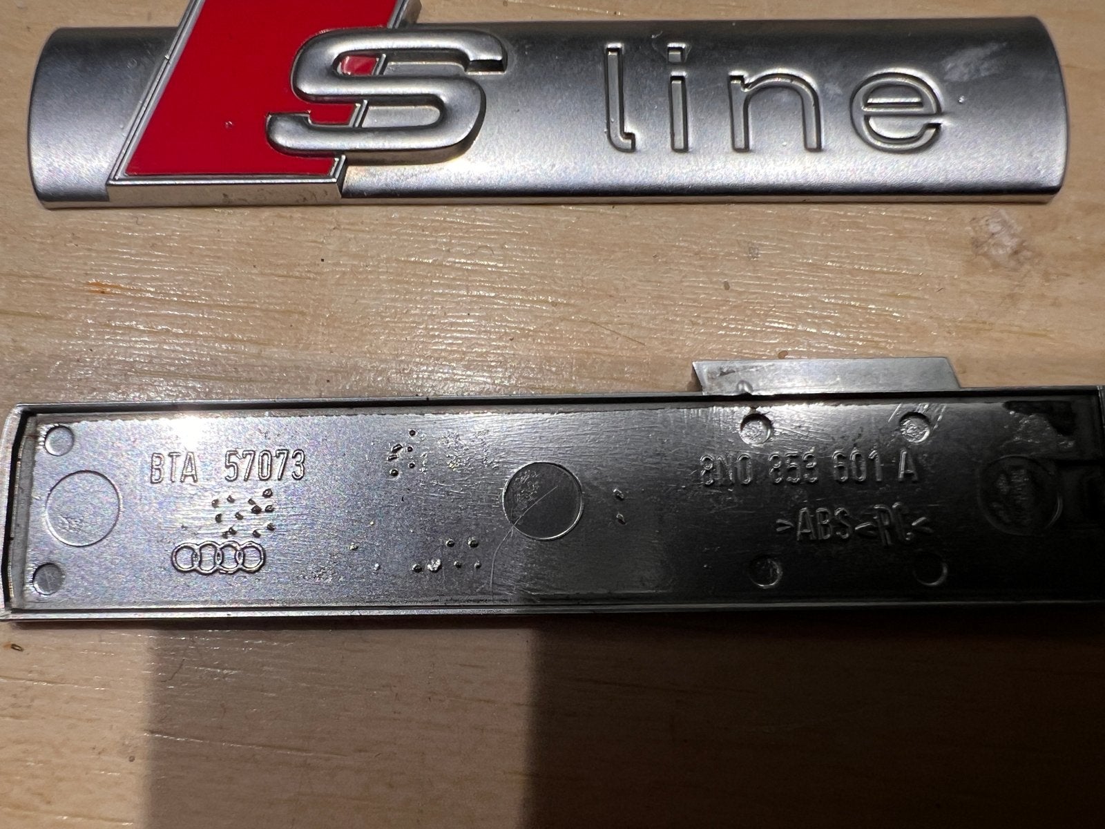 2x Origineel Audi S-Line Spatbord Embleem (8N0 853 601 A), Ophalen, Gebruikt, Audi, Spatbord