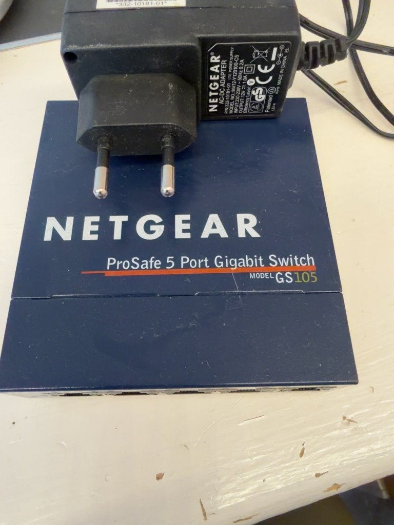 Netgear GS105 ProSafe Gigabit Switch + SMC 8-poorts Switch, Computers en Software, Netwerk switches, Gebruikt, Ophalen of Verzenden