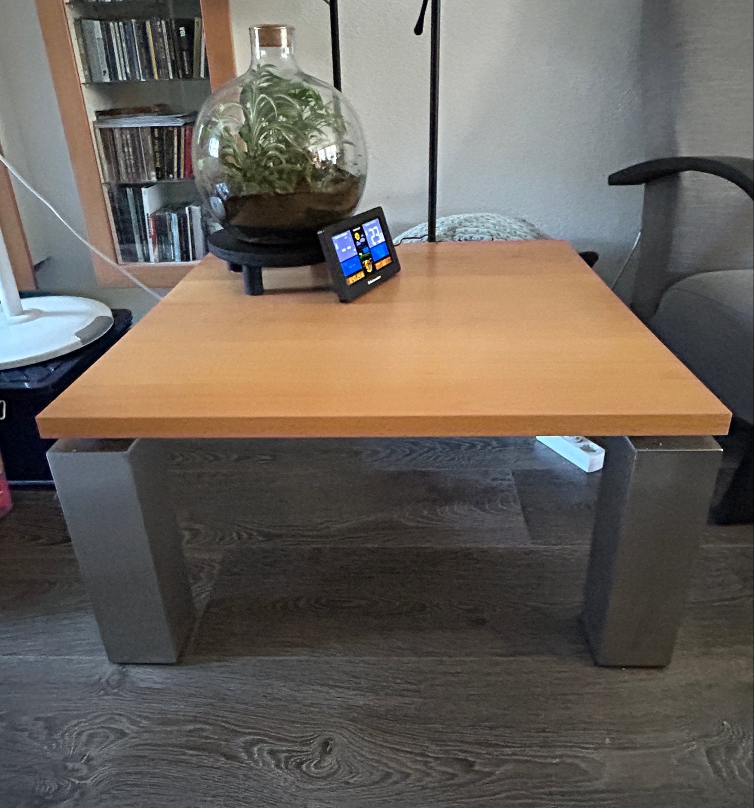 Beuken salon tafel  met houten blad en metalen poten, Ophalen, Gebruikt, 50 tot 100 cm, Vierkant