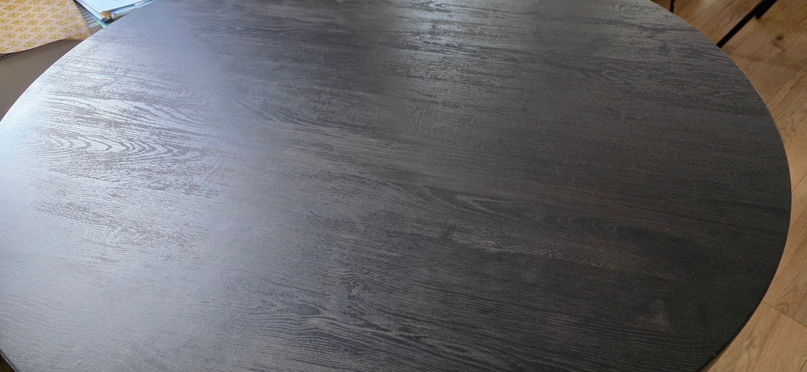 Foto 3 van Ronde eettafel met zwart houten blad en metalen onderstel
