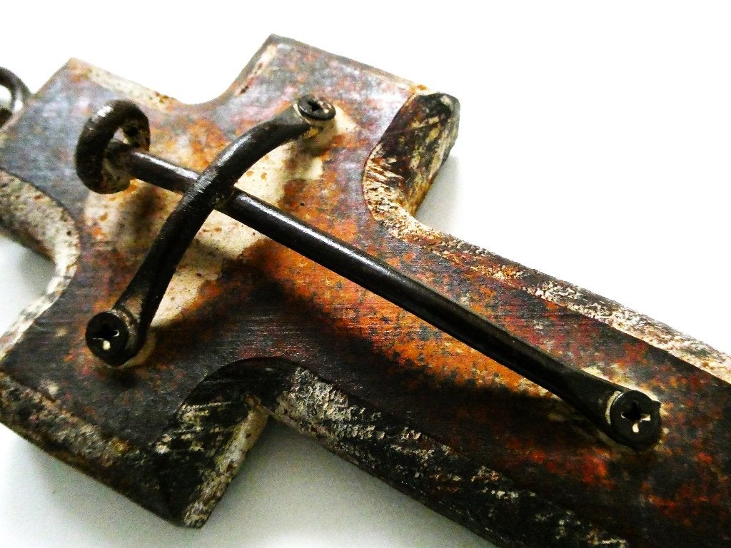 Smeedijzeren kruis / kruisbeeld bevestigd op hout, Antiek en Kunst, Ophalen of Verzenden