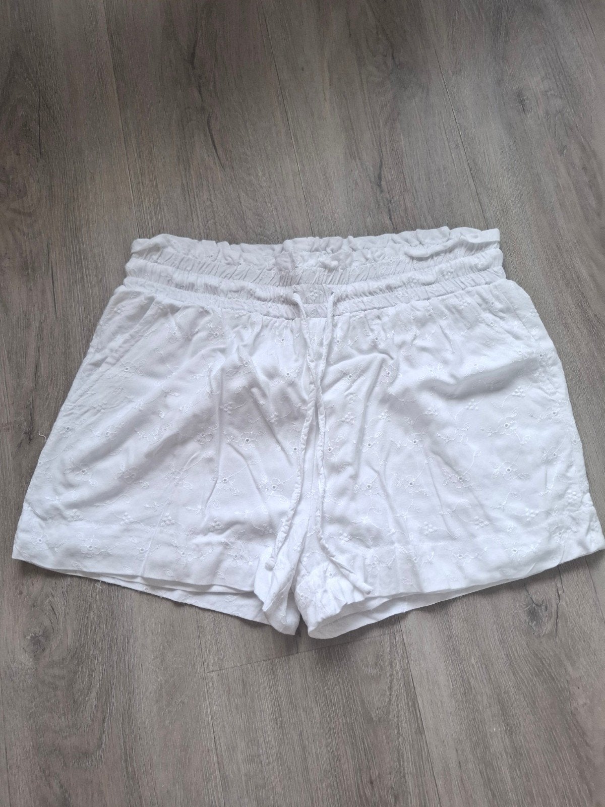 Dames korte broek maat M wit met zakken 100% VISCOSE, Kleding | Dames, Maat 38/40 (M), Wit, Ophalen of Verzenden, Zo goed als nieuw
