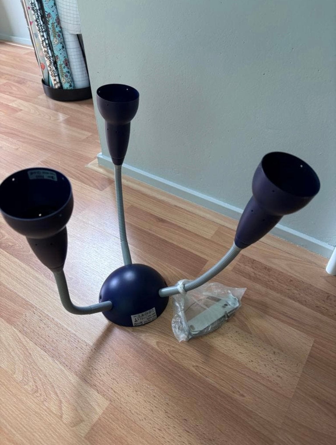 Blauwe plafondlamp met beweegbare armen, Gebruikt, Overige stijlen, Overige fittingen, Plafondlamp
