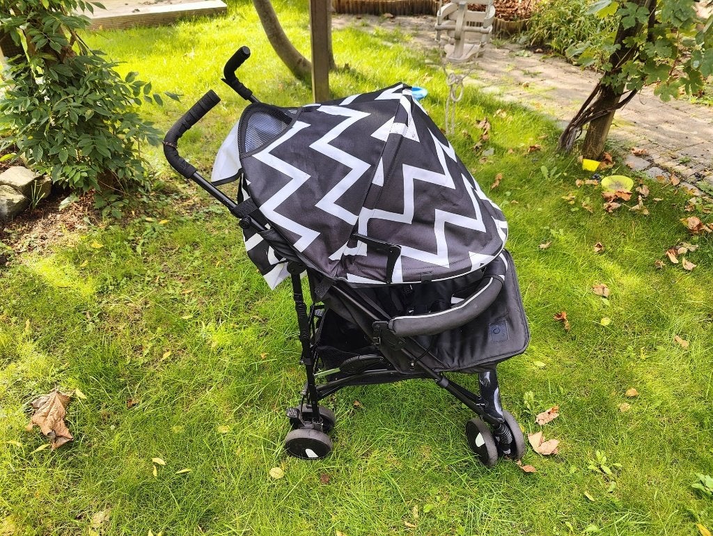 Lichtgewicht plooibuggy zwart/wit zigzag met zonnekap, Kinderen en Baby's, Ophalen, Gebruikt, Overige merken, Zonnekap