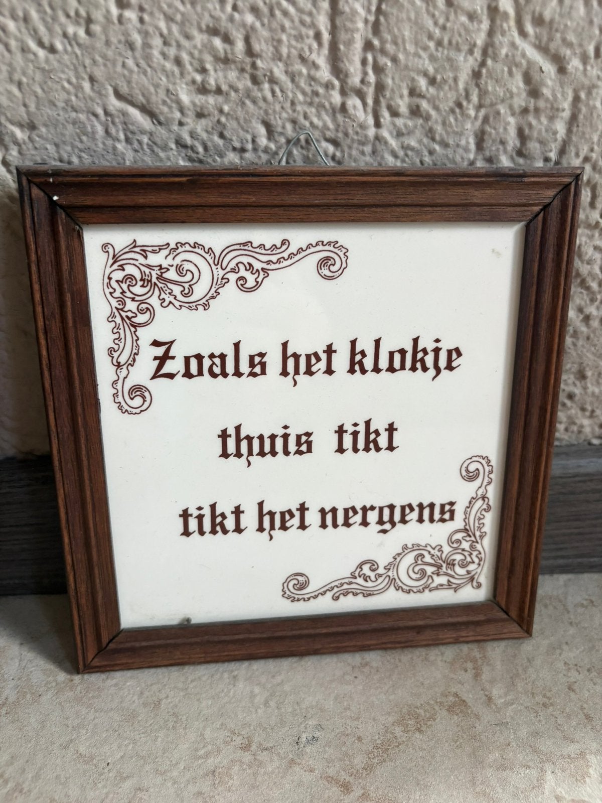 Verzameling van tegeltjes in een lijst, Ophalen