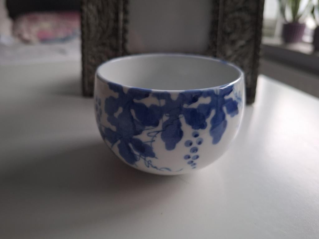 Klein Japans kommetje met blauw-wit druivenmotief, Antiek en Kunst, Ophalen of Verzenden