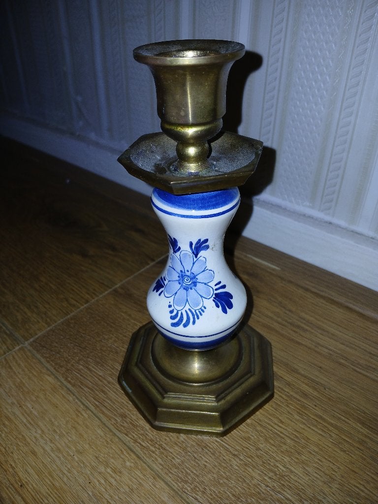 Zwaar messing kandelaar met delftsblauw porseleinen voet,18c, Ophalen of Verzenden, Koper of Brons