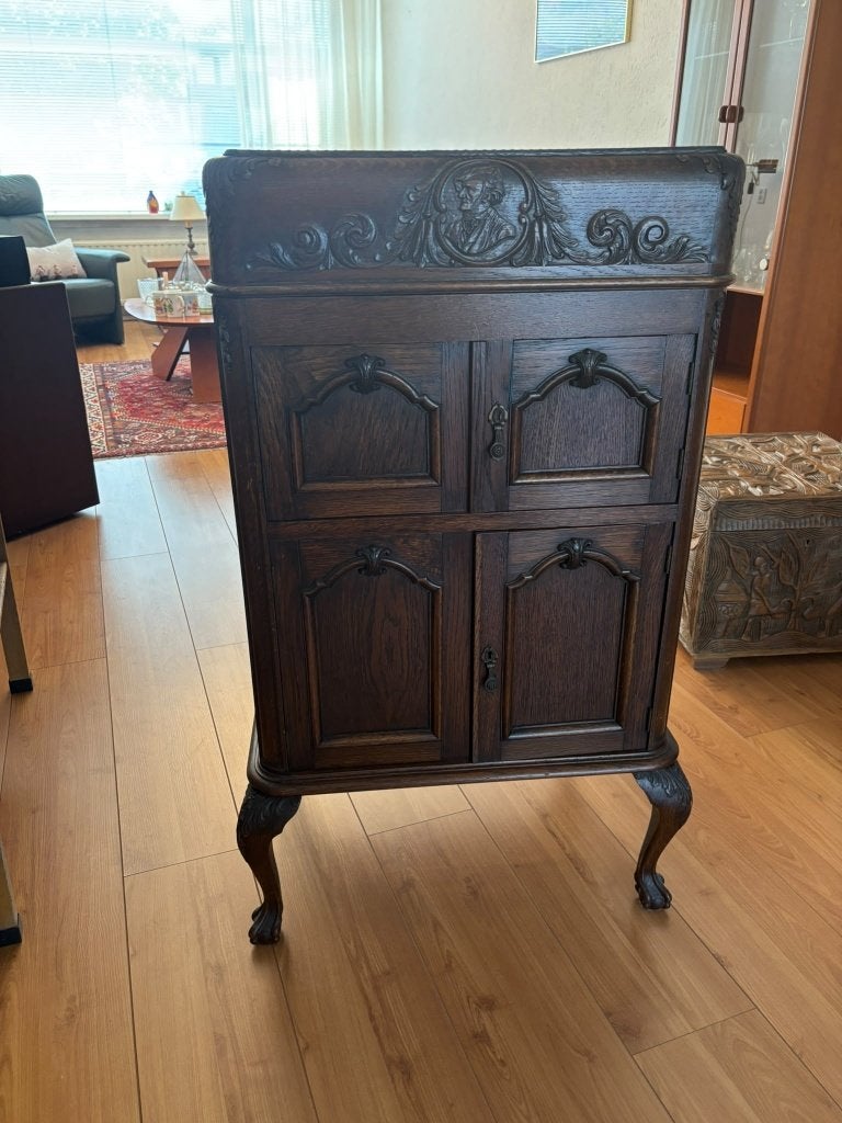 Eikenhouten kastje in renaissancestijl, Ophalen