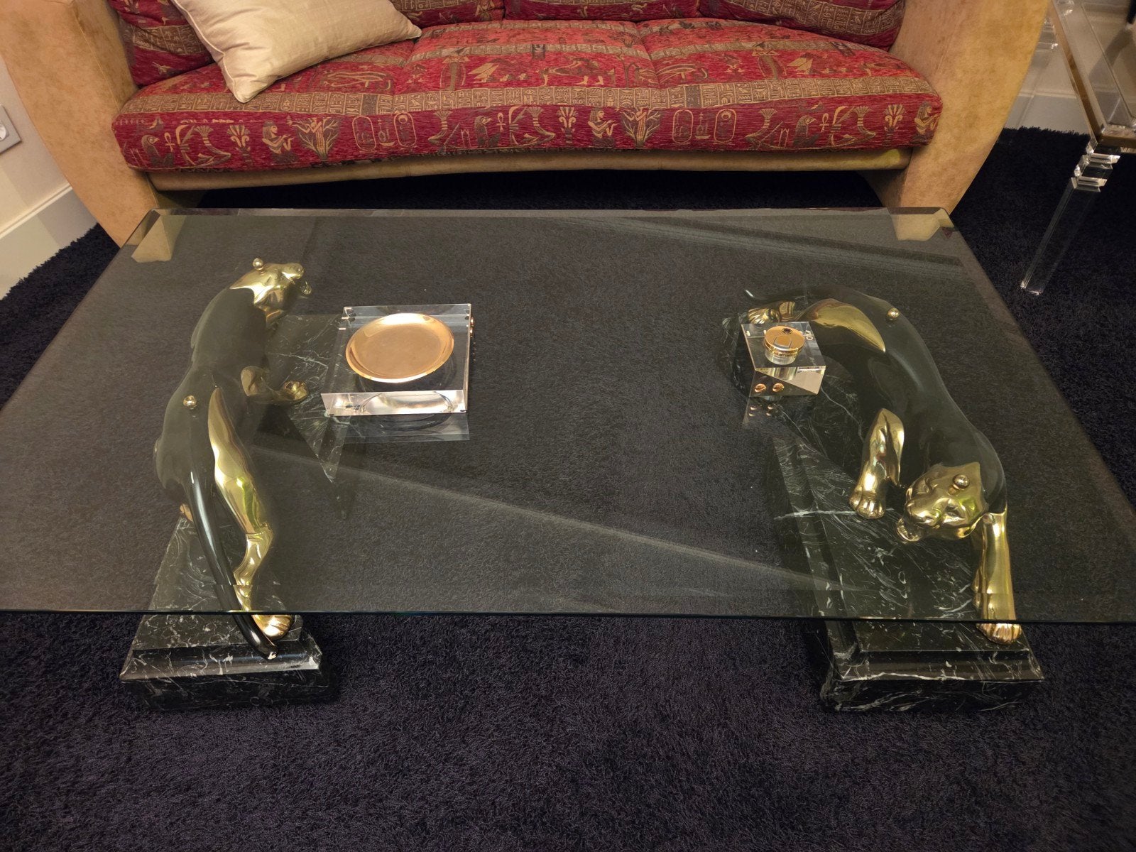 Salontafel met glazen blad, marmeren voetstukken en panters, Huis en Inrichting, Ophalen, Gebruikt, 100 tot 150 cm, Hollywood Regency, Jaren 80/90