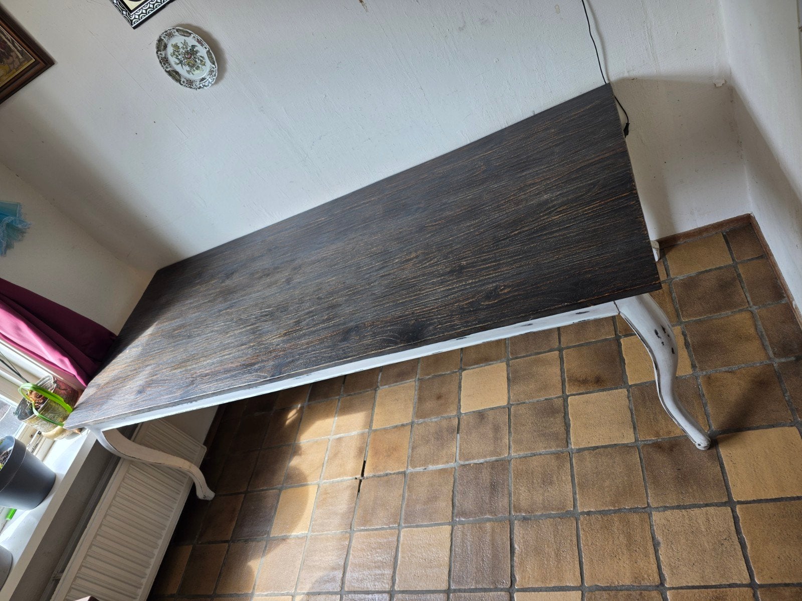 Elegante eettafel met donker blad en witte poten, Huis en Inrichting, Tafels | Eettafels, Ophalen, Gebruikt, Landelijke, klassieke stijl