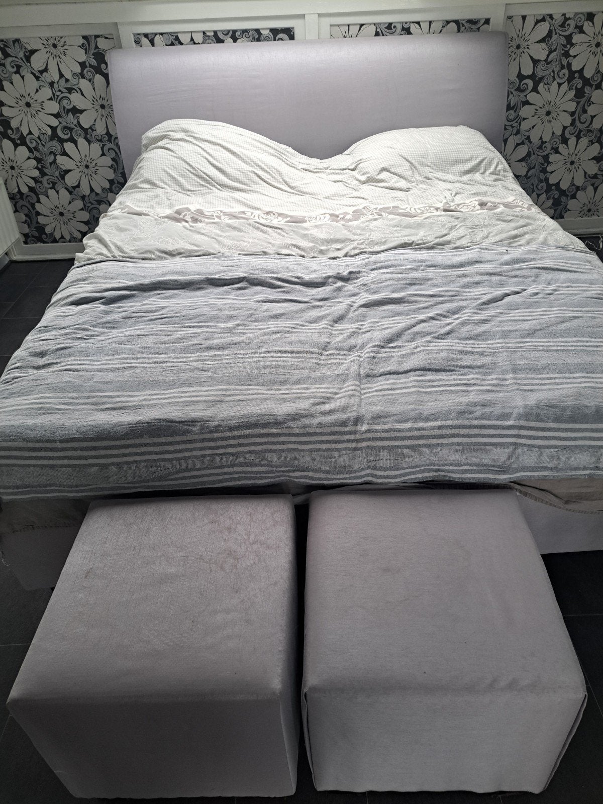 Set 2 persoons boxspring met grijs ombouw 2 poefjes+krukje, Gebruikt, Tweepersoons, Ophalen of Verzenden, 180 cm