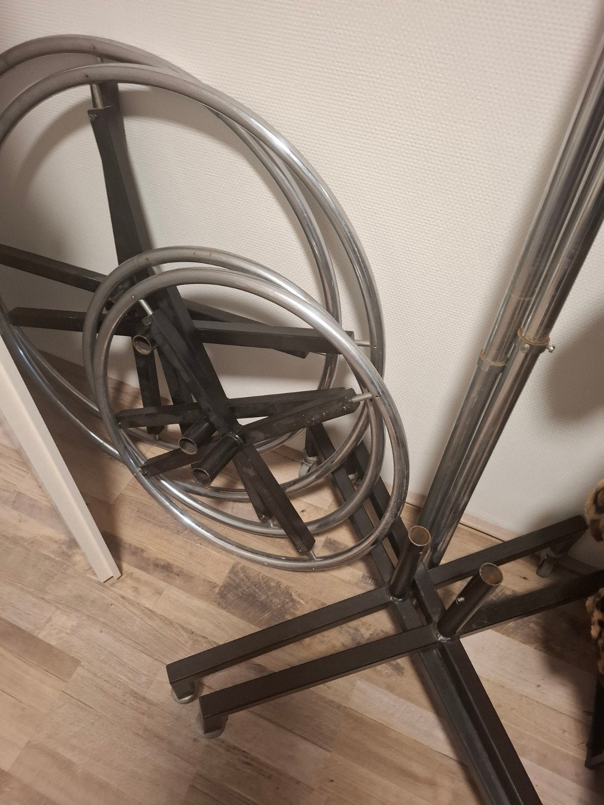 ZWAAR KLEDINGREK ROND MET WIELTJES!, Ophalen, Met wielen, Gebruikt