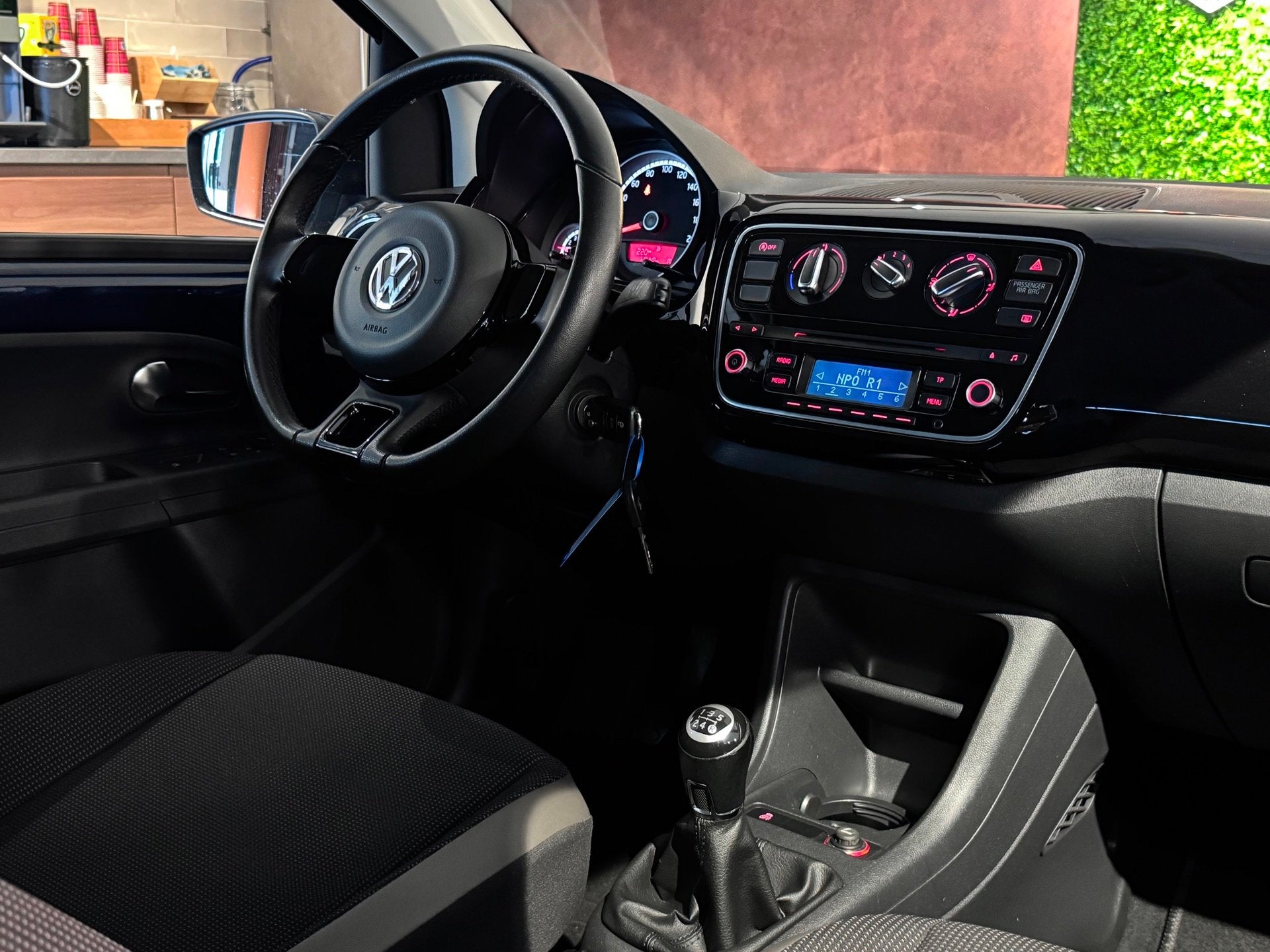 Volkswagen Up! 1.0 HIGH UP! BlueMotion |HALFLEDER|OrgNL|Elek, Voorwielaandrijving, Euro 5, Gebruikt, Leder en Stof