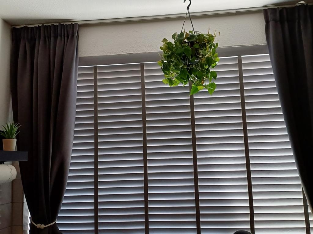 Grijze pvc jaloezieen met ladderband, Ophalen, Zo goed als nieuw, 50 tot 100 cm, Minder dan 100 cm