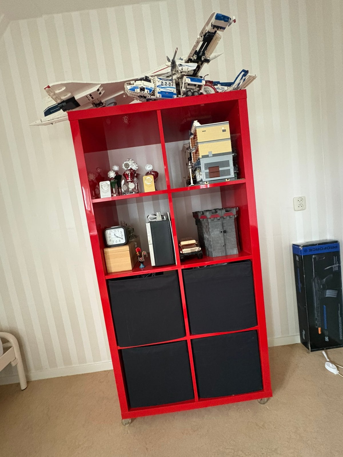 Ikea Kallax rood met wieltjes, Ophalen, Zo goed als nieuw