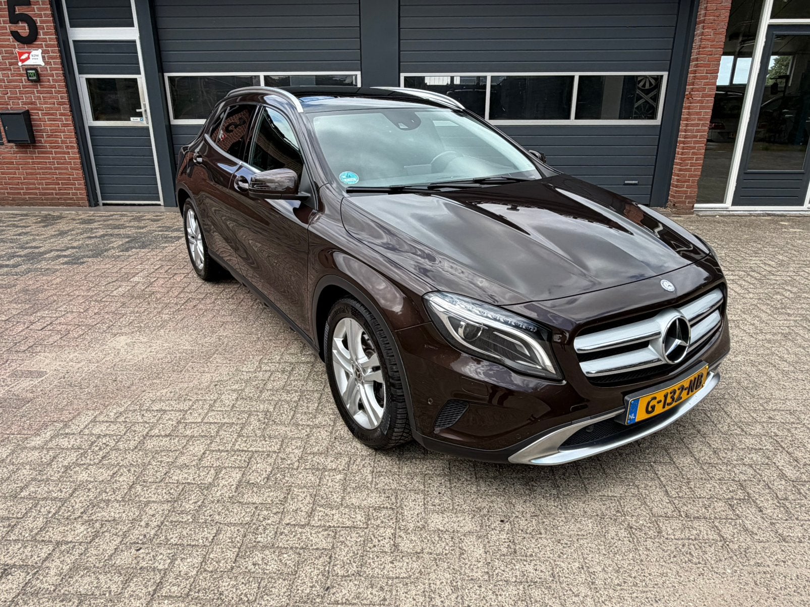 Mercedes-Benz GLA 250 211pk 7G-DCT 2015 PANO|18”|TREKHAAK, Auto's, 4 cilinders, Bruin, Leder en Stof, 211 pk