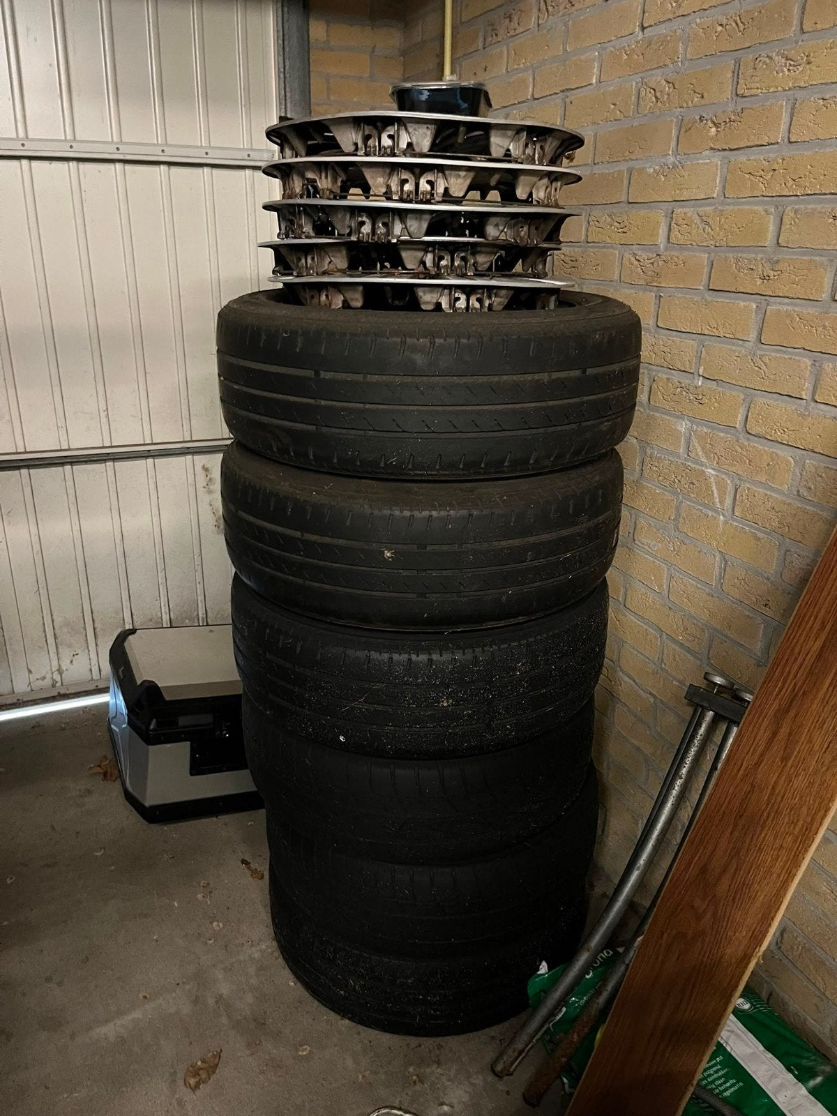 185/60 R15 Winterbanden met wieldoppen, Ophalen, Gebruikt
