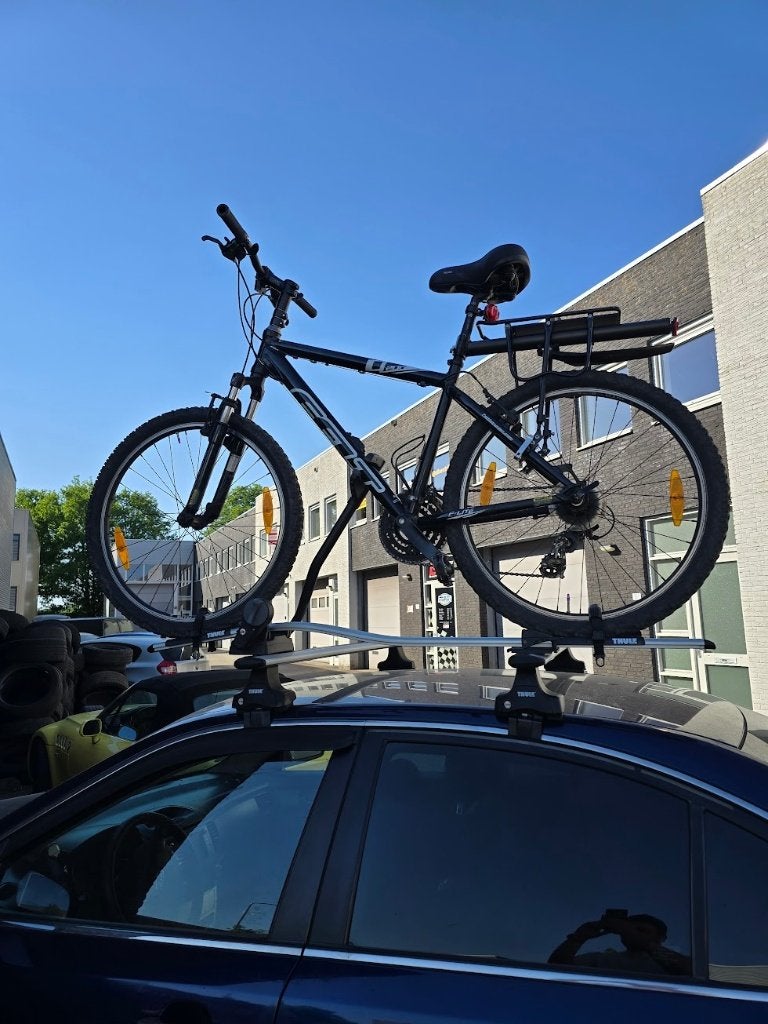 Set van 2x Thule ProRide 591 dakfietsendragers (met dozen), Auto diversen, Gebruikt, Brede banden, Ophalen of Verzenden, Dakdrager