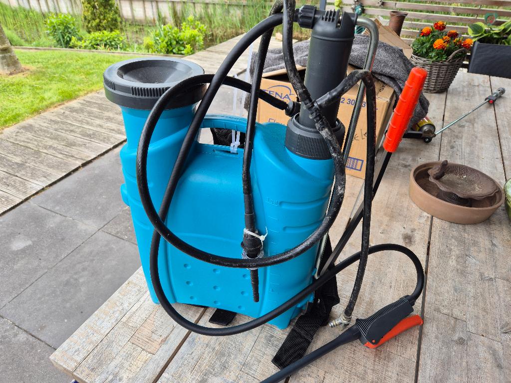 Gardena (onkruid) sproeier, 12 ltr met rugriemen, Ophalen of Verzenden, Gebruikt, Zwenksproeier