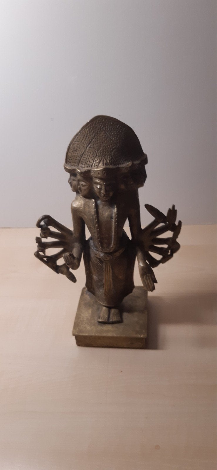 Bronzen beeld van een godheid met meerdere hoofden en armen, Antiek en Kunst, India, Ophalen of Verzenden, Versierd, Brons