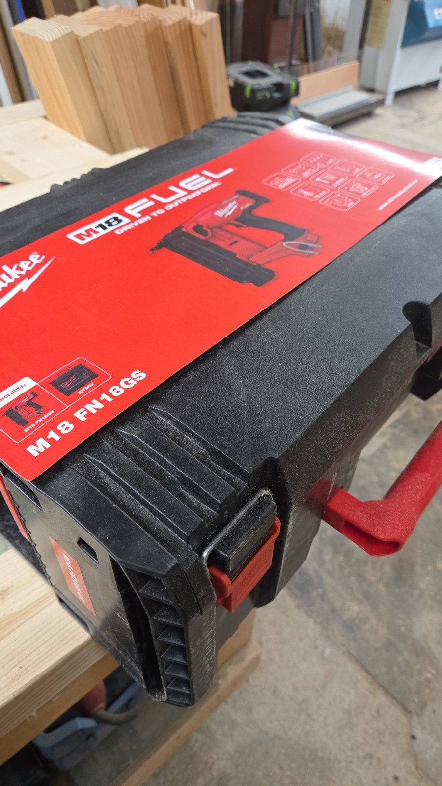 nieuwe milwaukee tacker met 2 accus en snellader., Doe-het-zelf en Verbouw, Ophalen, Nieuw