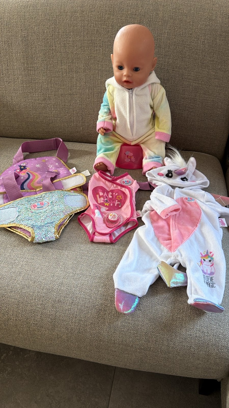 BABY born pop met kleding en draagzak, Ophalen of Verzenden, Zo goed als nieuw, Babypop
