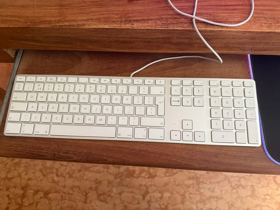 Apple bedraad toetsenbord met numeriek toetsenblok, Computers en Software, Toetsenborden, Ophalen, Gebruikt, Multimediatoetsen