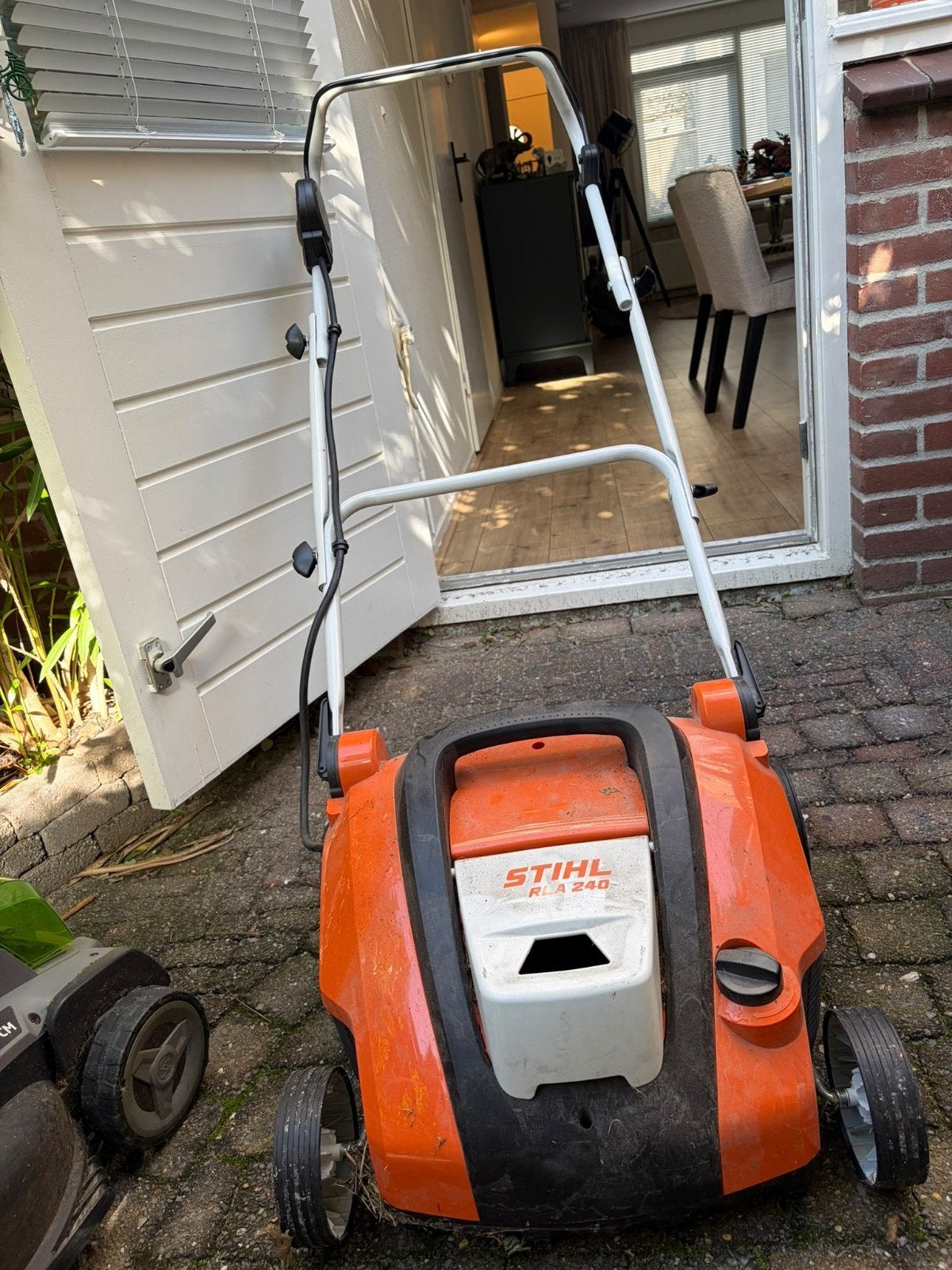 Stihl RLA 240 Verticuteermachine met AK30 accu en snellader, Tuin en Terras, Ophalen, Zo goed als nieuw, Stihl, Opvangbak