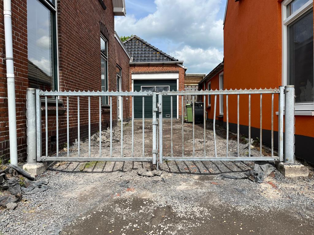 GRATIS - dubbele inrijpoort - spijlenhekwerk met puntenkam, Tuin en Terras, Ophalen, Zo goed als nieuw, IJzer, Sierhekwerk