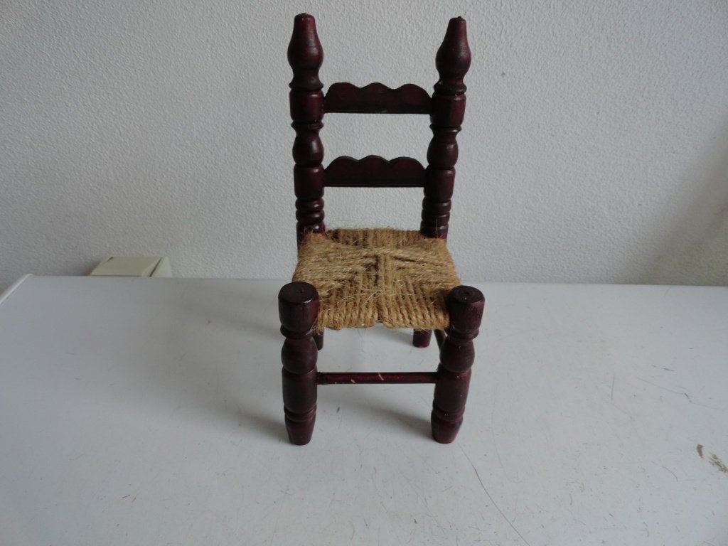 Poppenhuis stoeltje of mini stoeltje hout en touw antiek, Verzamelen, Ophalen of Verzenden, Gebruikt, Poppenhuis