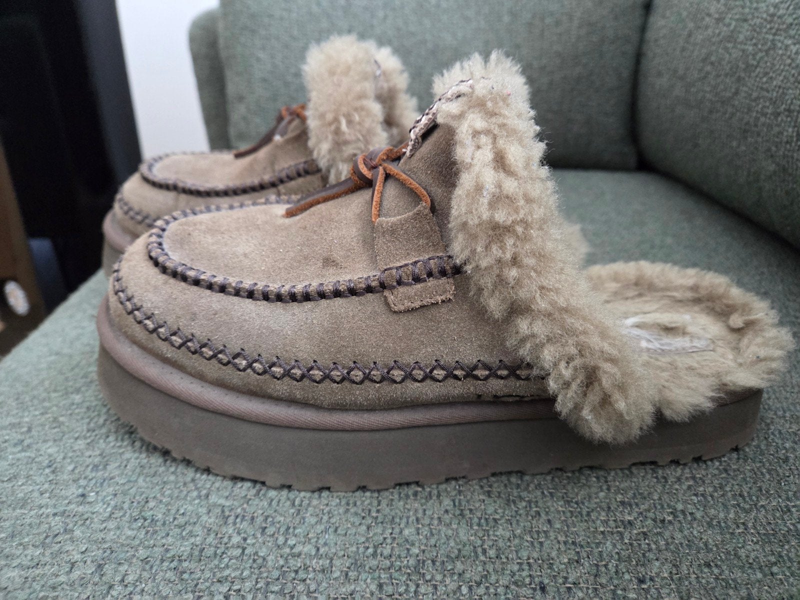 Ugg Tasman pantoffels maat 42 - Zo goed als nieuw, Beige, Ophalen of Verzenden, Zo goed als nieuw, Pantoffels of Sloffen