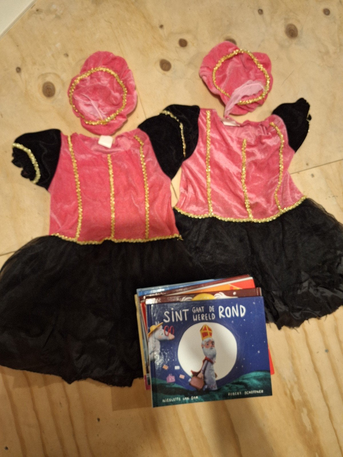 Sinterklaas Pietenjurkjes met muts en boeken, Ophalen