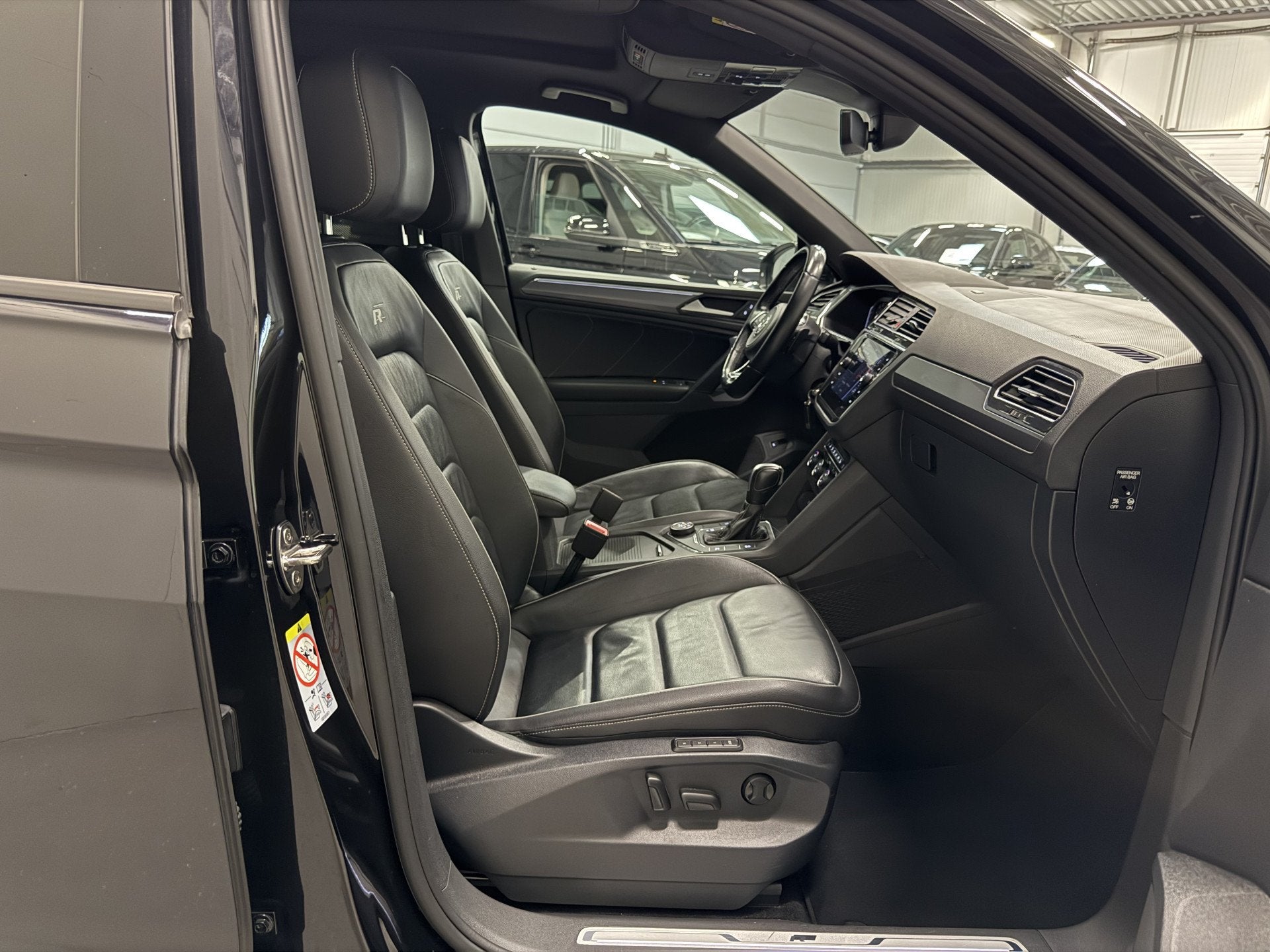 Foto 14 van Volkswagen Tiguan 2.0 TSI 4Motion 3x R-Line BLACK PANO/VOL-L