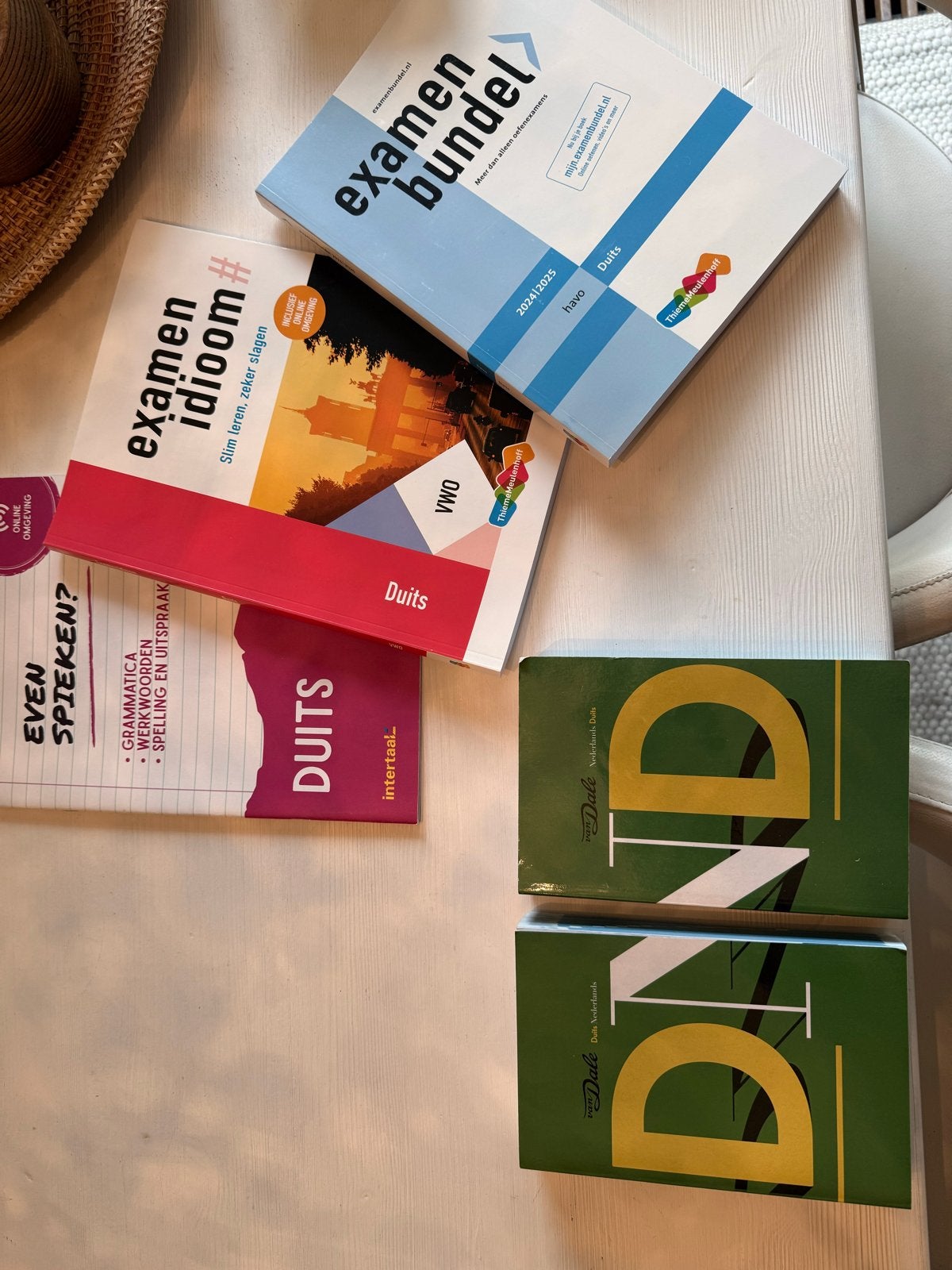 Van Dale Pocketwoordenboek NL-DE / DE-NL + VWO Examenmateria, Ophalen of Verzenden, Gelezen, Non-fictie