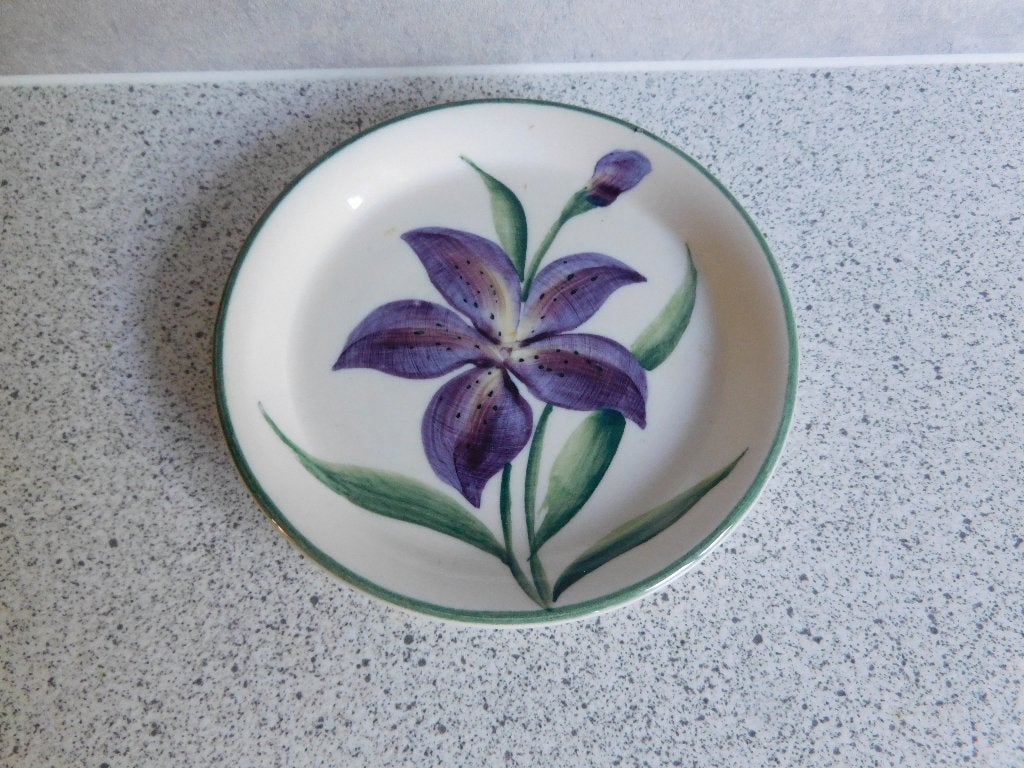 Bord 11 cm. Lelie Vic's Handpainted, Overige merken, Ophalen of Verzenden, Zo goed als nieuw, Bord(en)