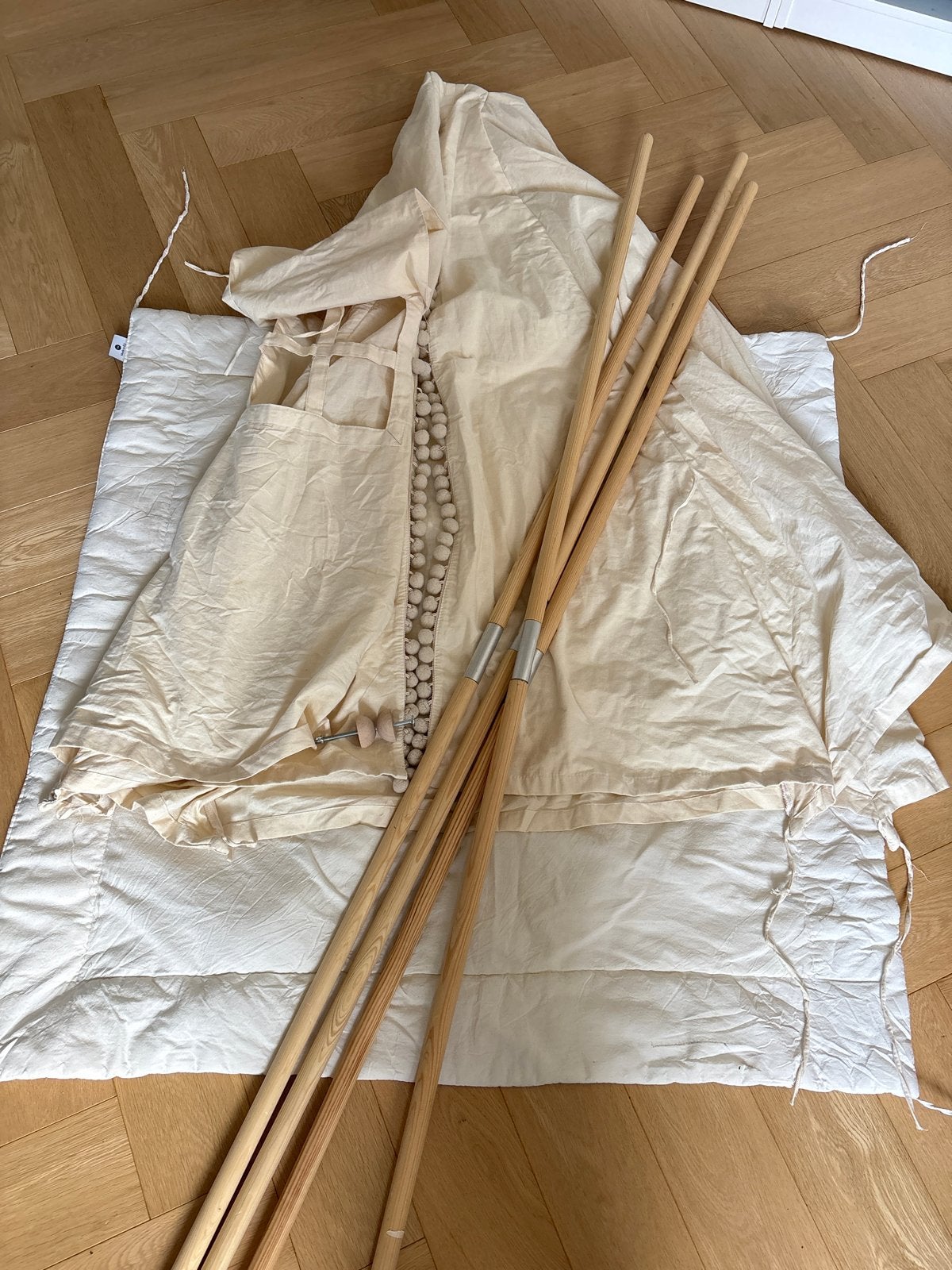 Kinder tipi tent met houten stokken en speelmat petit amelie, Ophalen of Verzenden, Gebruikt, Hout