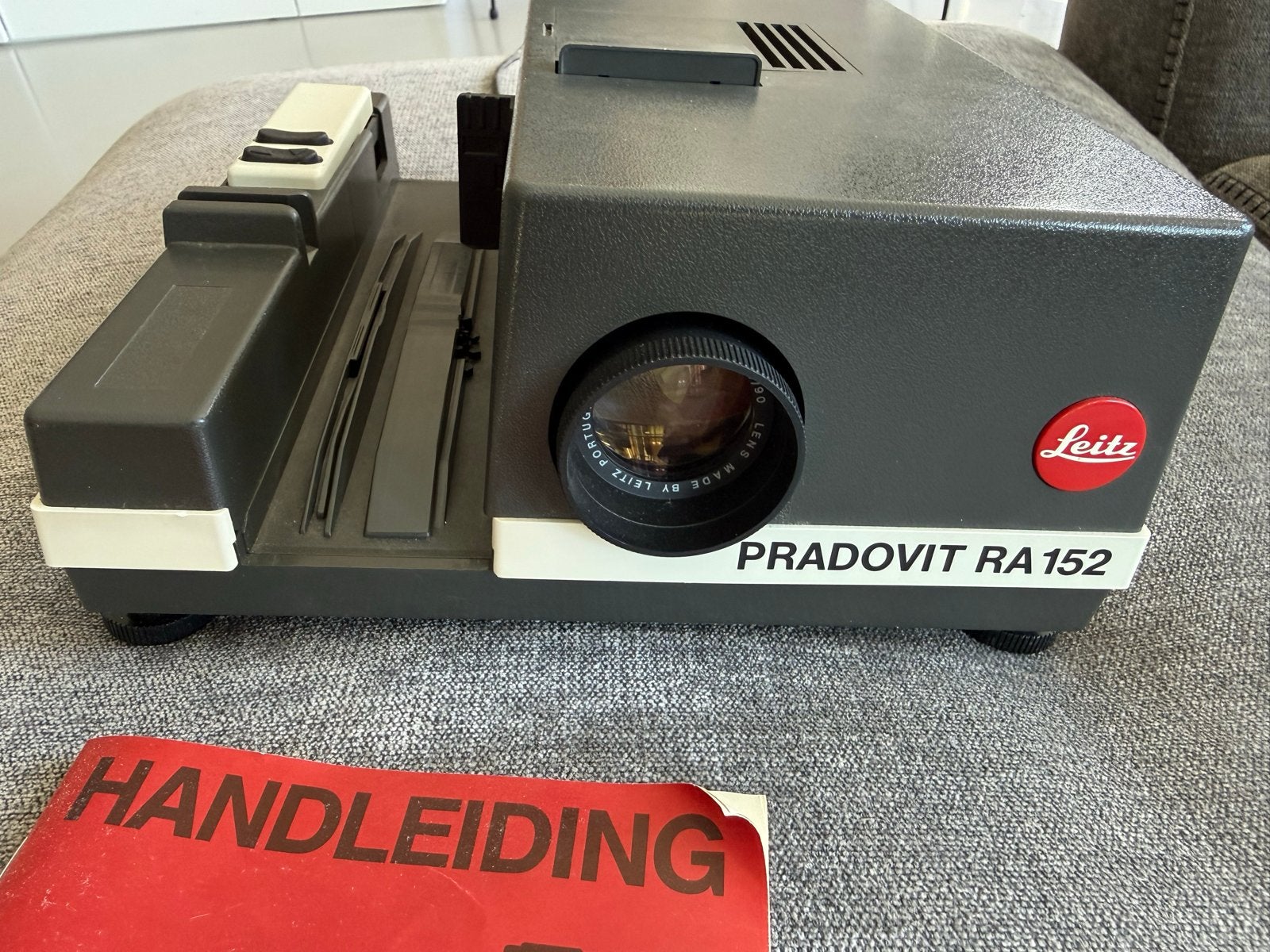 Leitz PRADOVIT RA 152 Diaprojector met Handleiding, Ophalen of Verzenden, Gebruikt
