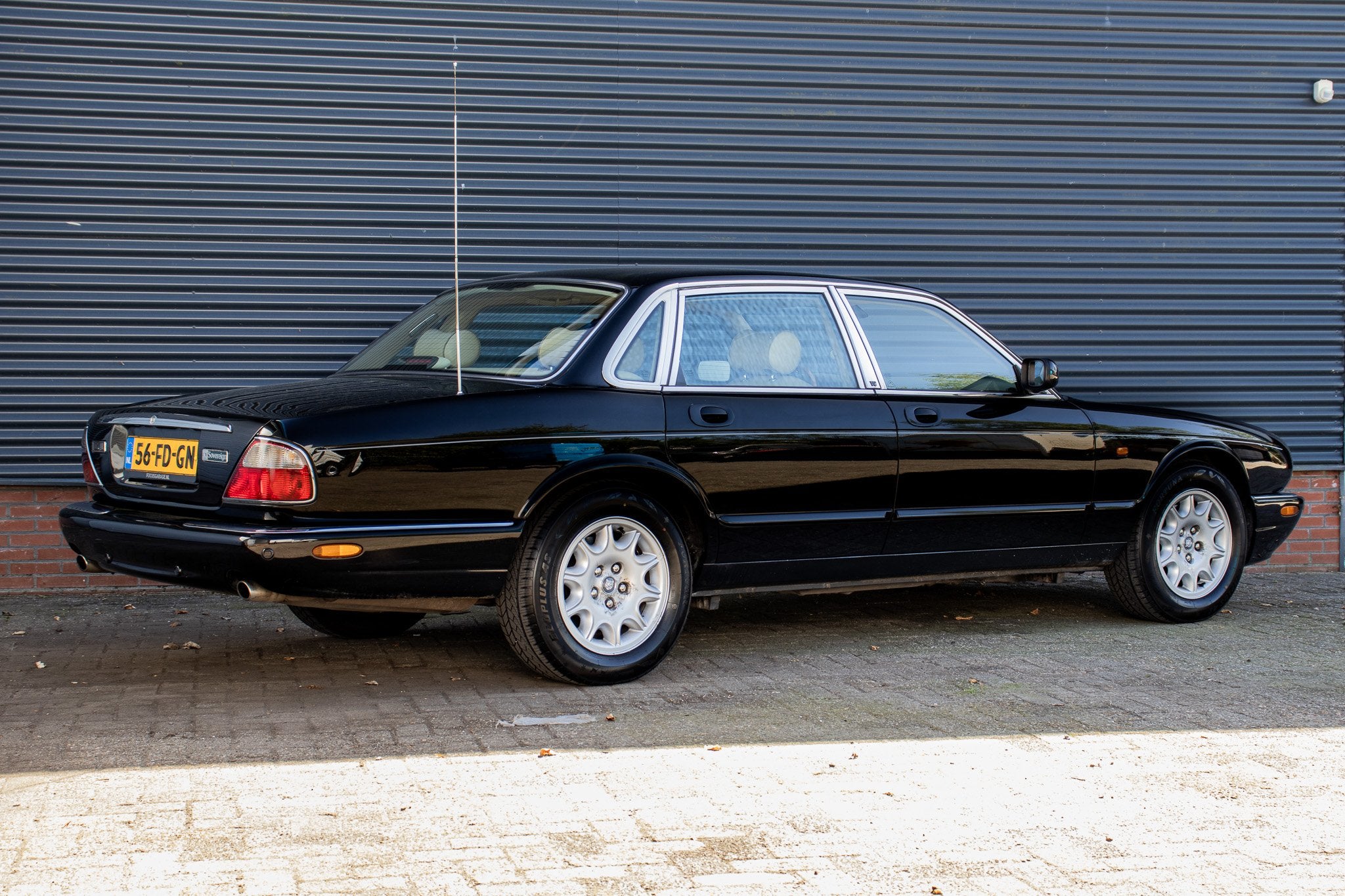 Jaguar XJ SOVEREIGN 4.0 V8 (bj 2000, automaat), Automaat, Zwart, Bedrijf, Lederen bekleding