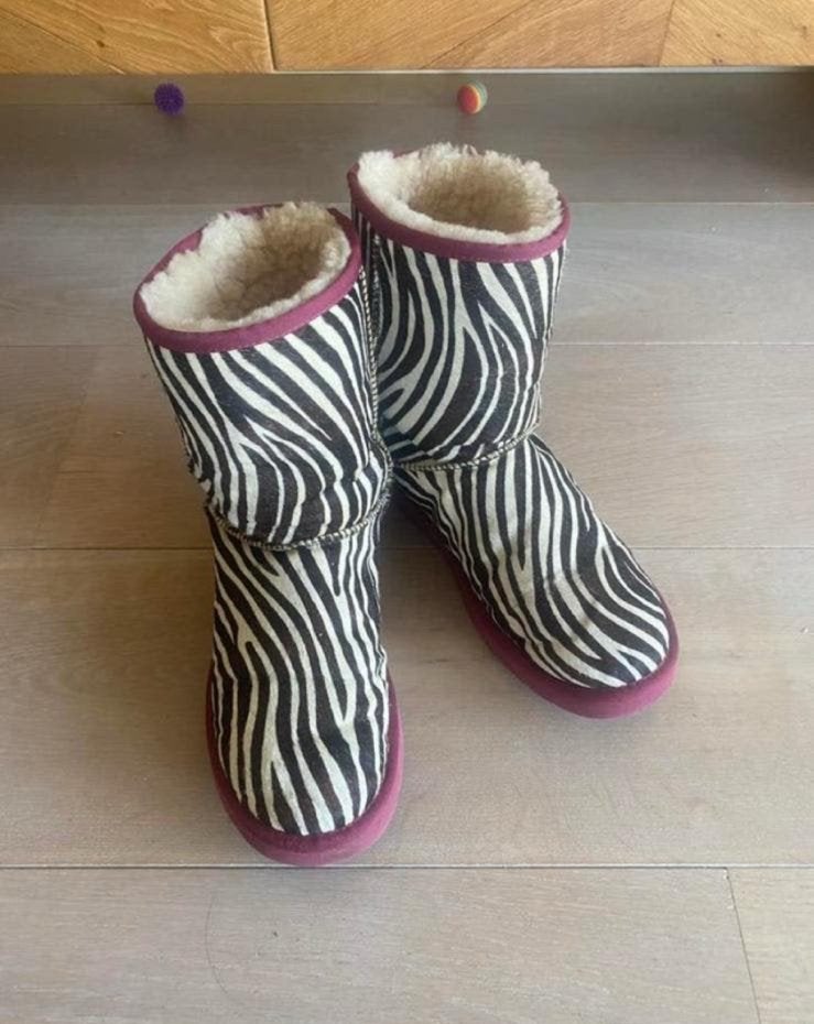 Ugg zebra 41, Zwart, Lage of Enkellaarzen, Ophalen of Verzenden, Zo goed als nieuw