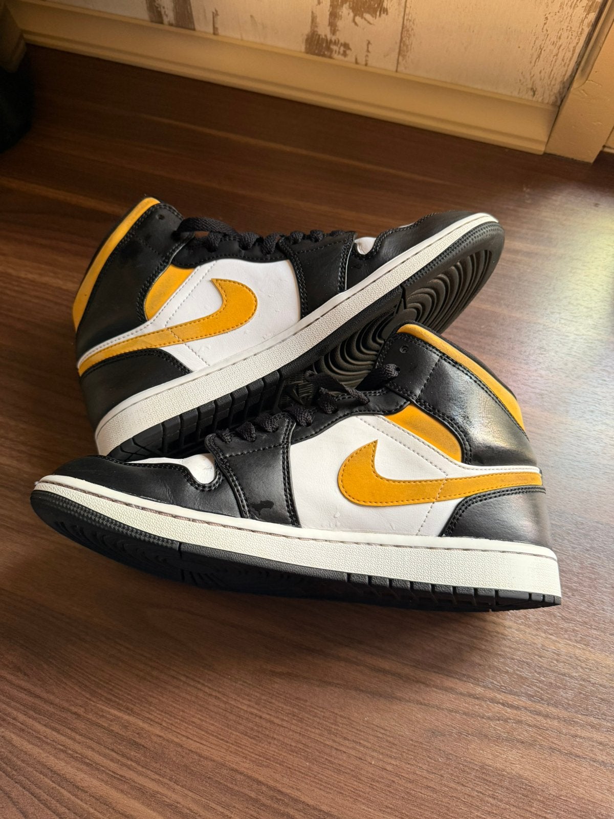 Nike Air Jordan 1 Mid White Pollen Black Maat 43, Kleding | Heren, Ophalen of Verzenden, Zo goed als nieuw, Wit