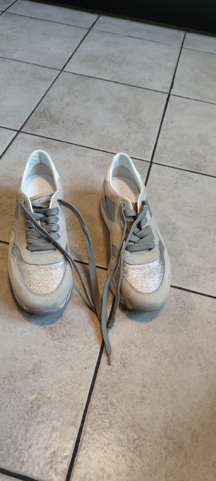 Hogan sneakers maat 40 - Zo goed als nieuw, Kleding | Dames, Beige, Ophalen of Verzenden, Sneakers of Gympen, Hogan