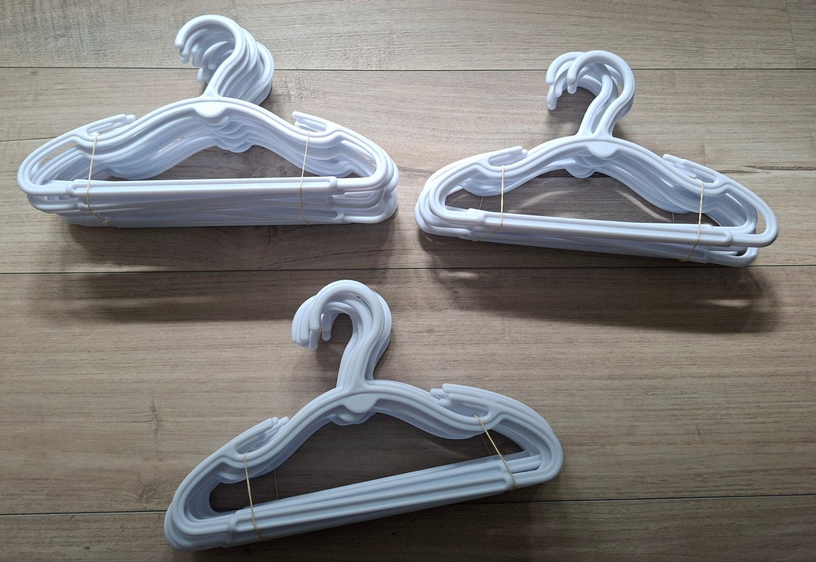 30 witte plastic kledinghangers, Ophalen of Verzenden, Zo goed als nieuw, Overige typen, Wit
