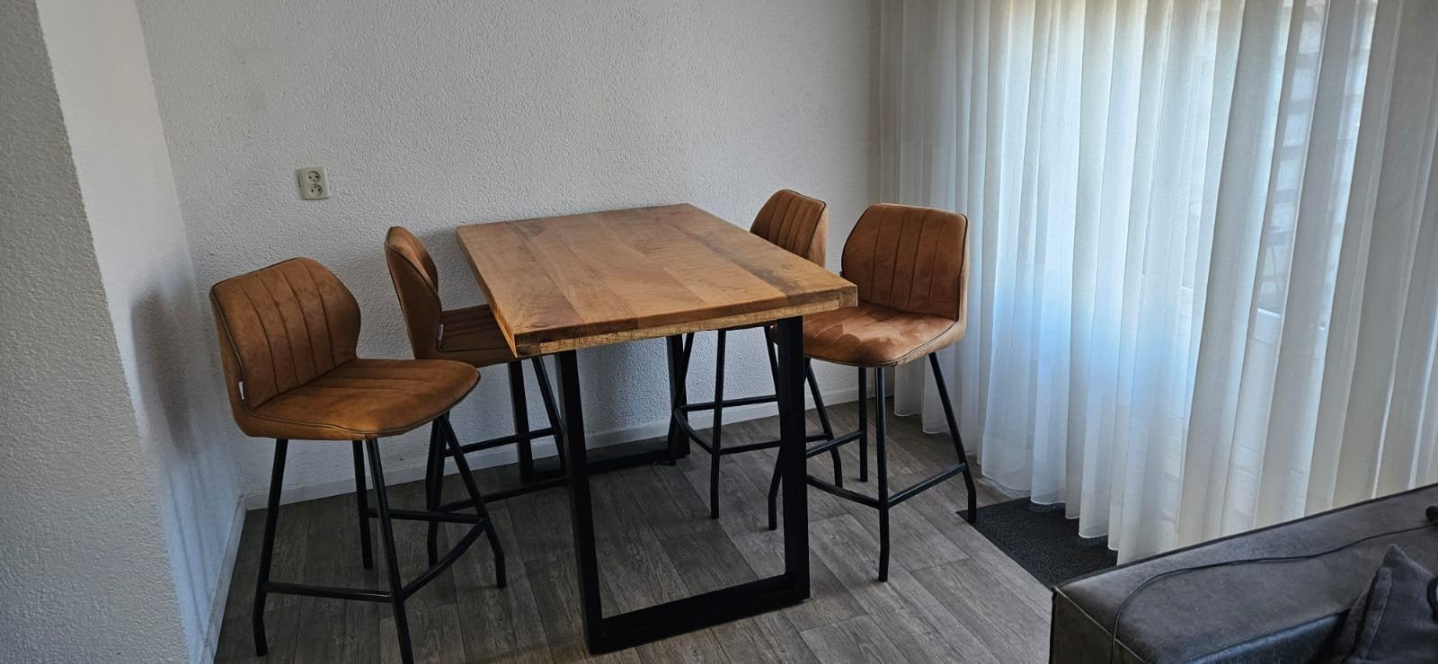 Bartafel met 4 barkrukken - Zo goed als nieuw, Industrieel, Modern, 50 tot 100 cm, Zo goed als nieuw, 150 tot 200 cm